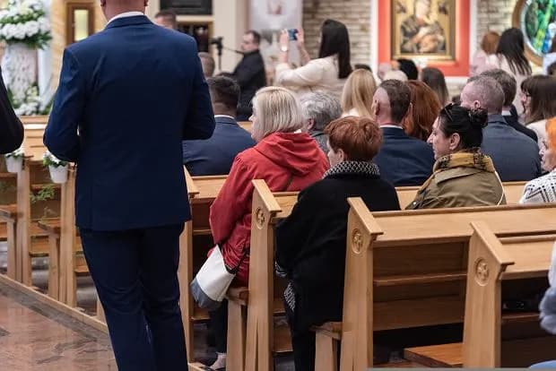 Jak wygląda bierzmowanie dla dorosłych i co warto wiedzieć przed sakramentem