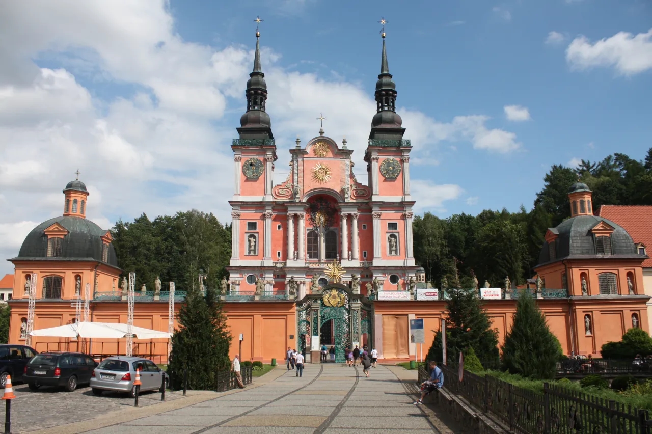 Sanktuarium w Lipce: Historia, Pielgrzymki i Niezapomniane Wydarzenia