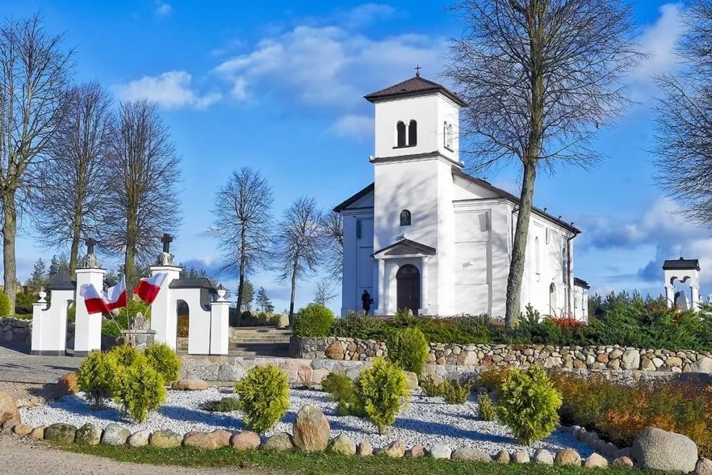 Sanktuarium Matki Bożej Bolesnej w Świętej Wodzie – historia, kult i praktyczne informacje dla pielgrzymów