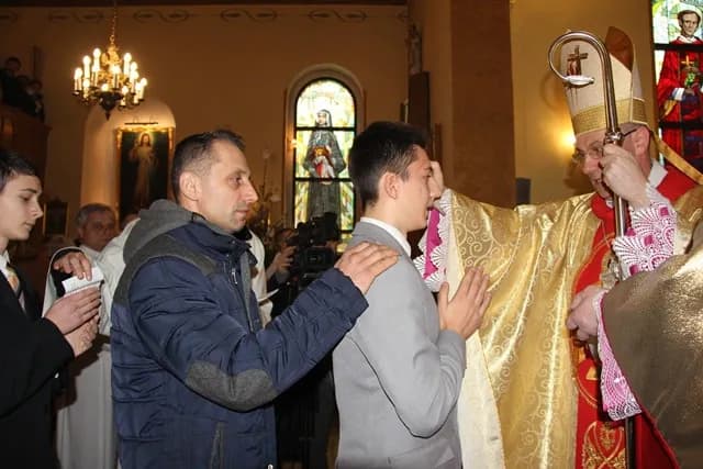Czy dziadek może być świadkiem bierzmowania? Sprawdź wymagania!