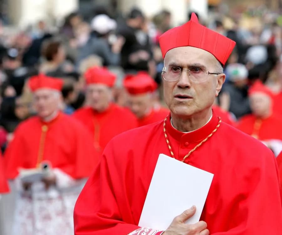 Kardynał Bertone: biografia, kontrowersje i rola w Kościele katolickim